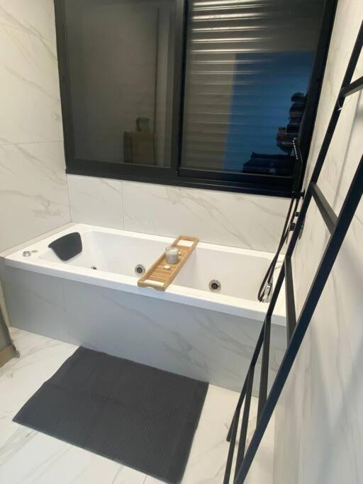 T'eo 25 suite Qiryat Yam Exterior foto
